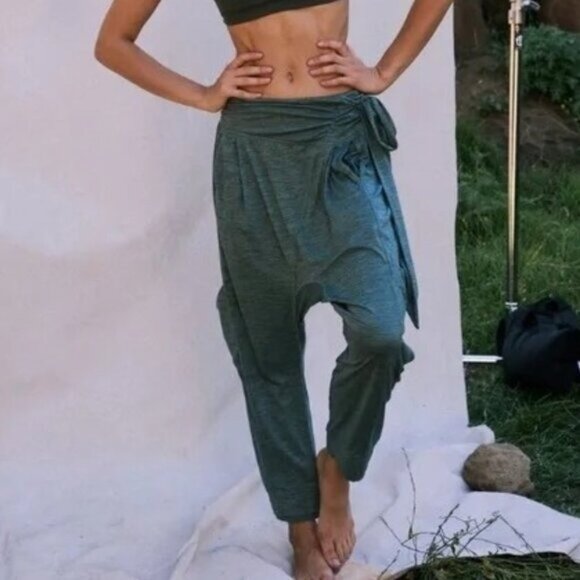 FP Movement Size Medium The Right Path Pants in Frosted Pine Green - Picture 2 of 9